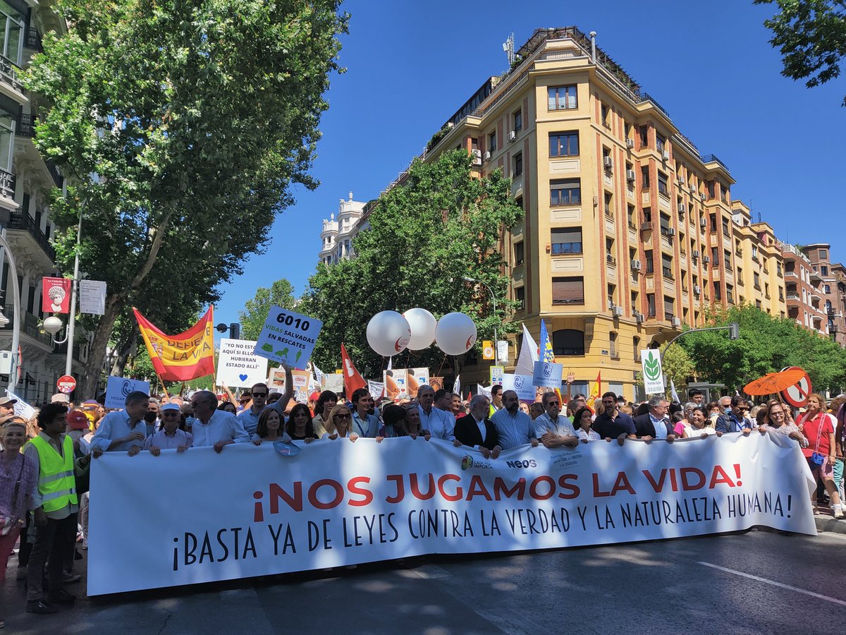 NEOS_esp's tweet photo. ¡Arrancamos! De la Glorieta de Bilbao a la Plaza de Colón, al grito de '¡Sí a la vida!', somos miles los que queremos políticas que defiendan y protejan a las familias. ¡Contamos contigo! #NosJugamosLaVida https://t.co/ayruZ4OGxu
