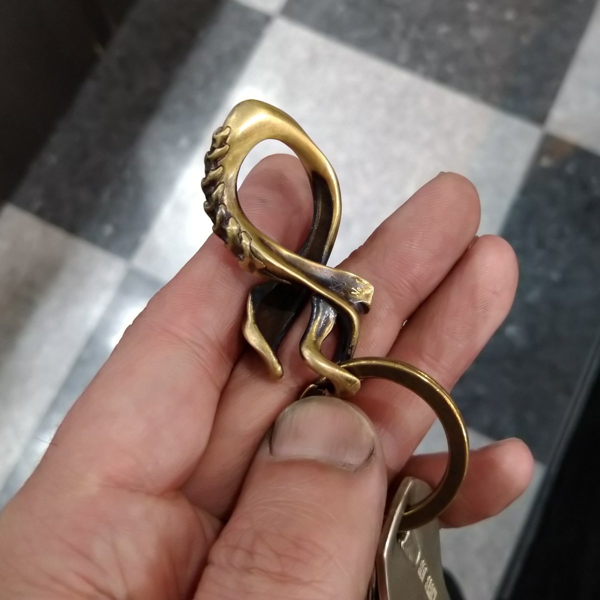 STRANGE_FREAK's tweet photo. こちらも本日発表のキーチェーン、
シルバー/真鍮で、各22個限定です。
シリアルナンバー入ります。
シルバー 29,700円
真鍮 13,200円
お問い合わせは
@GINYASHIZUOKA さんまで〜 https://t.co/TAPLgrlOOG