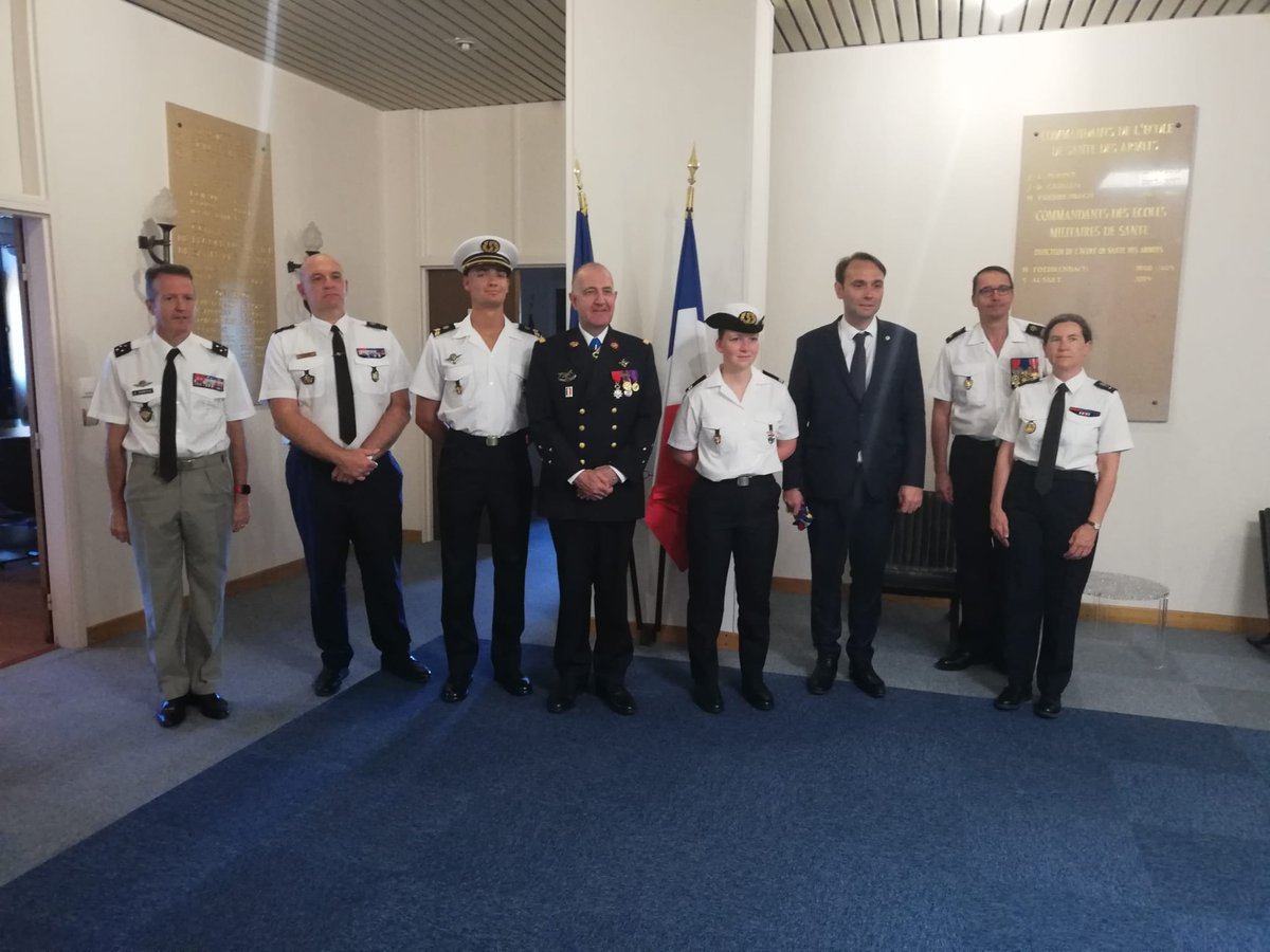 26-06 🗓️ l "Ayez le goût de l’absolu, ayez cet idéal qui dynamisera vos actions, vos choix et votre engagement".
Le #DirecteurCentralSSA a présidé le baptême de promotion de l'#EPPA.
De futurs #infirmiers symbole de l’avenir du Service.

#CohésionDéfense