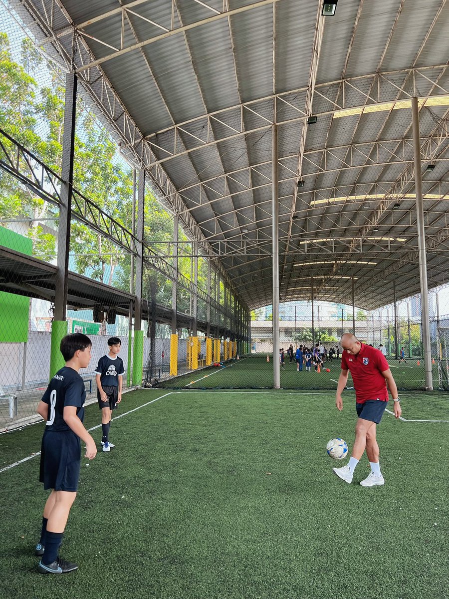 ManowsornsinM's tweet photo. วิชาที่ล้ำค่า ของชั่วโมงในการฝึกฝน ของน้องๆ #SansiriAcademy ในเมื่อเสาร์เช้า ที่มีพี่ๆอดีตนักเตะทีมชาติไทย เรียกว่ารวมAll Star  มาร่วมฝึกสอนเทคนิคและสร้างแรงบันดาลใจ น่าดีใจแทนน้องๆและผู้ปกครอง พร้อมสานฝันเส้นทางที่ชอบให้สำเร็จ สู้ๆค่ะน้องๆ ⚽️@SARIFS https://t.co/fHgau78mE9