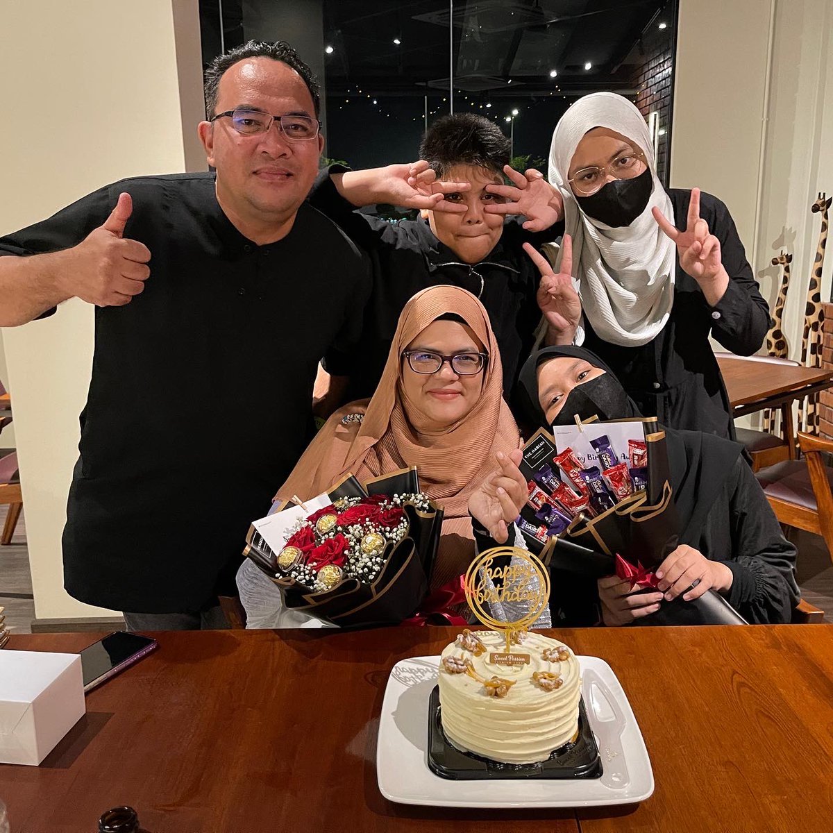 aunisya's tweet photo. Alhamdulillah… It is my 46th birthday today…
Semakin lanjut usia.. semakin dekat dengan kematian…
Semoga sisa-sisa waktu yang ada dapat dimanfaatkan untuk bahagia &amp; membahagiakan
Semoga sisa-sisa waktu yang ada dapat digunakan untuk mengumpul pahala, dan bekalan di sana nanti https://t.co/ojzXMBHxQp