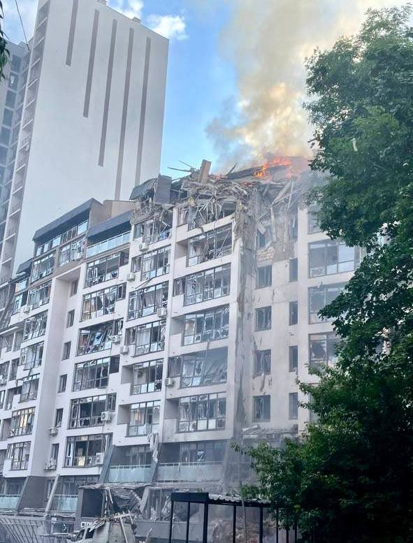 LinkeviciusL's tweet image. Russian rockets today hit central Kyiv residential blocks. ‘Message’ and reminder to G7 summit at Schloss Elmau in #Germany. #Russia today is a disease and should be treated accordingly. No compromises or negotiations. Just block everything until war machine runs out of steam.