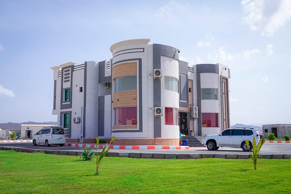 عندما تتوفر للقطاع الخاص بيئة الإستثمار اﻵمن فإنه ينجح ويبدع ، منتجع قنأ السياحي نموذج يحتذى به ، كانت فكرة لتحويل واحد من أجمل الشواطيء المهملة إلى مشروع سياحي رائد على مستوى اليمن ، نبارك افتتاح مرحلته اﻷولى ونتمنى أن يؤدي دوره السياحي لخدمة المواطنين وأن تستكمل بقية مراحله.