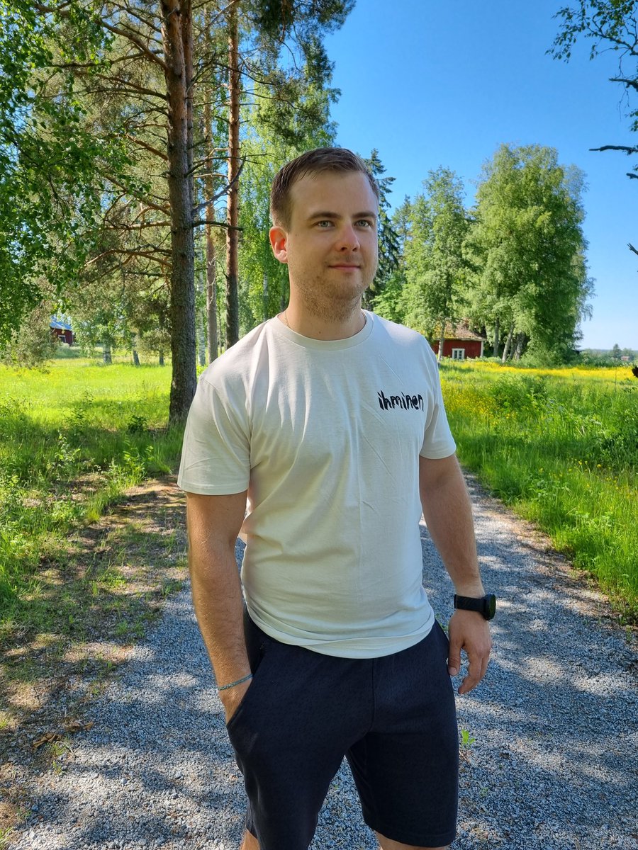 OttoMeri's tweet photo. Suomalaiset päihderiippuvaiset tarvitsevat enemmän tukea ja vähemmän tuomioita. Sairauksia ei hoideta rikosoikeudellisilla rangaistuksilla. Kiitos tärkeästä työstä ja hienosta paidasta @YAD_ry! #SupportDontPunish https://t.co/AYNJuRYhSS