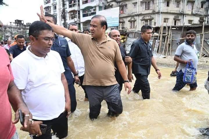 Dpl46987936's tweet photo. @himantabiswa যেতিয়া আমি আমাৰ HCM ডাঃ হিমন্ত বিশ্ব শৰ্মাক এনেদৰে দেখিবলৈ পাওঁ তেতিয়া আমি জানো যে আমি অকলশৰীয়া নহয় ৷

 #অসম বানপানী ২০২২ https://t.co/D7cR366yAj
