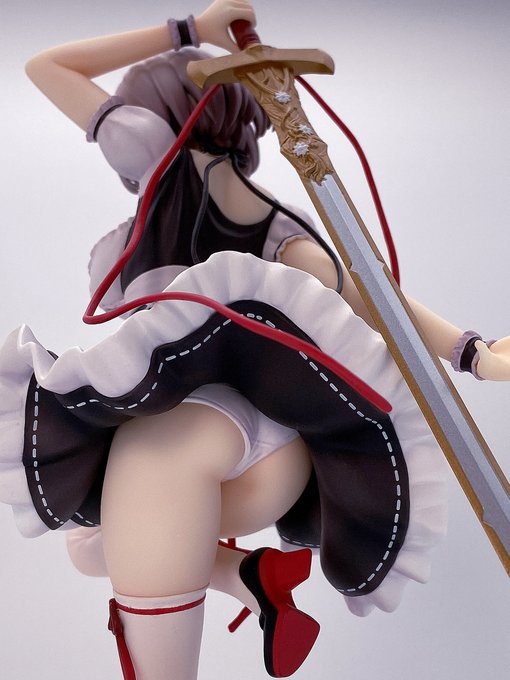 更に身を沈め近づいていきます!
スカートの裏面に縫い目の装飾が施されているのは
ポイント高いです!
つまり裏地を見せる前提ということです!
ほふく前進はメーカー公認のプレイなのです! 