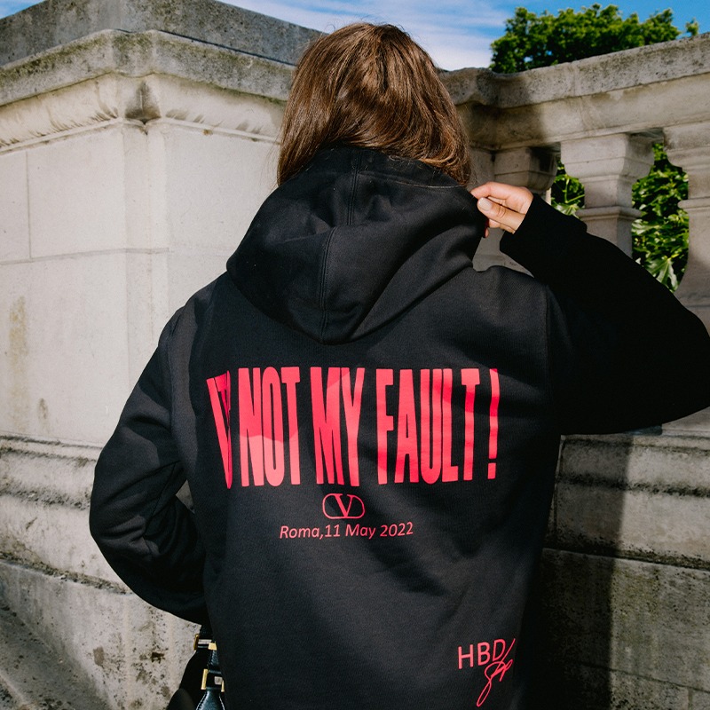 MaisonValentino's tweet photo. #JessicaJung and #SarahLysander were seen in the #HappyBirthdayMrV ! Hoodie, celebrating the recent birthday of Mr. Valentino Garavani​

Shop the hoodie, available only at https://t.co/YSRvRU1Muz