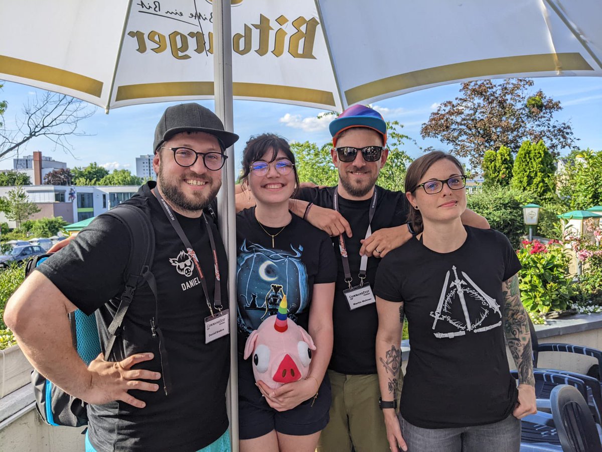 NacktundRosa's tweet photo. @mina_keks @AnaFreakle #bunteknete vielen lieben Dank für das äußerst sympathische Kennenlernen auf dem #CommandFestFfm wir hatten viel Spaß und freuen uns auf das nächste Treffen! https://t.co/BGKHxdNYhA