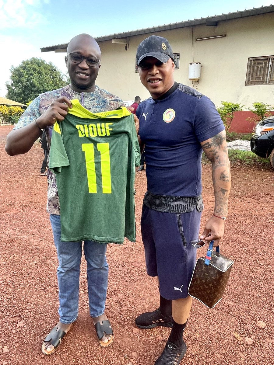 Un we.end riche en émotions avec nos internationaux guinéens Fodé Mansaré, Pascal Feindouno et sénégalais El Hadji Diouf. Ils ont partagé leurs expériences avec l’ASM de #Sangarédi monté en Ligue 1. Un retour sur les moments de gloire de leurs carrières et la vie après le foot.