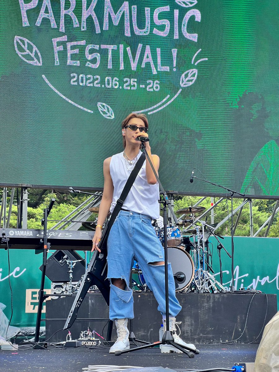 FanDongmyeongFr's tweet photo. [SNS] 260622 | Mise à jour des réseaux sociaux de ONEWE par Dongmyeong.

"[#Ddingstagram📸]
#ONEWE #원위 #Dongmyeong

2022 Seoul Park Music Festival🤟
📍 Jardin avec pelouse du Olympic Park 88"

Cr. @official_ONEWE 
Trad. -Eunha
#동명 https://t.co/Dd7eaFVSEp