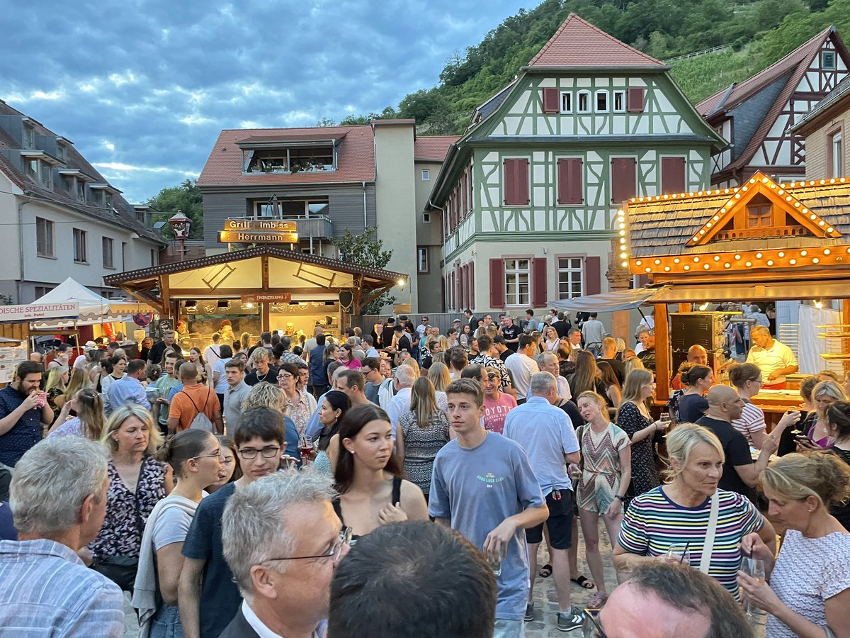 BenoitRibert's tweet photo. 🇩🇪🇫🇷Visite de notre ville jumelle 🇫🇷  🇩🇪 @heppenheim_  avec @RiDelepierre  @rainerburelbach  et le comité du jumelage des deux villes pour le weinefest 🍇🥂Encore des points communs qui renforcent notre amitié. https://t.co/UhqVIc7vAO