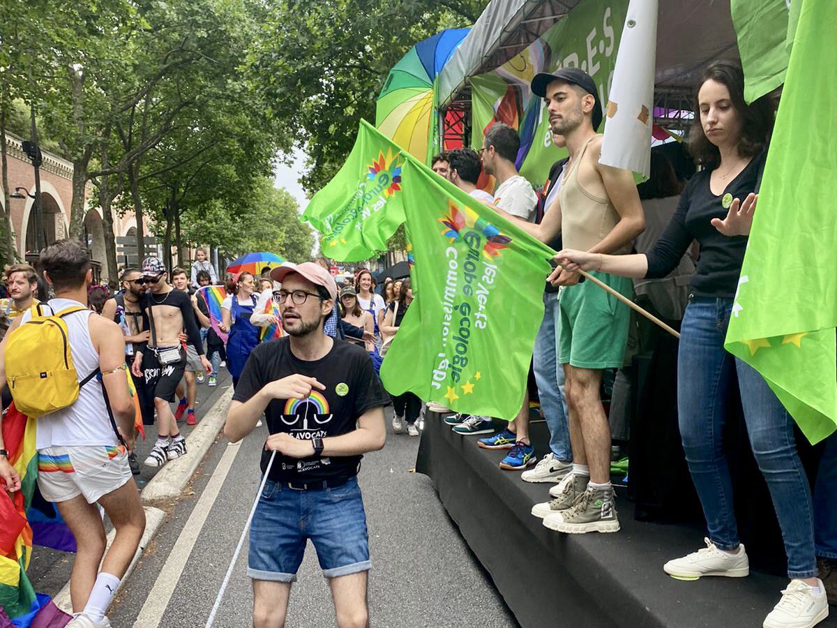 Khayat_Fouad's tweet photo. Aux côtés des avocats et des écologistes, sous la pluie mais avec de la musique, pour une très belle #MarcheDesFiertes ! Deux chars, deux engagements, un même combat : la défense des droits LGBT+ et la lutte contre les discriminations ! ⚖️🏳️‍🌈💚 https://t.co/YQu6itiaHW