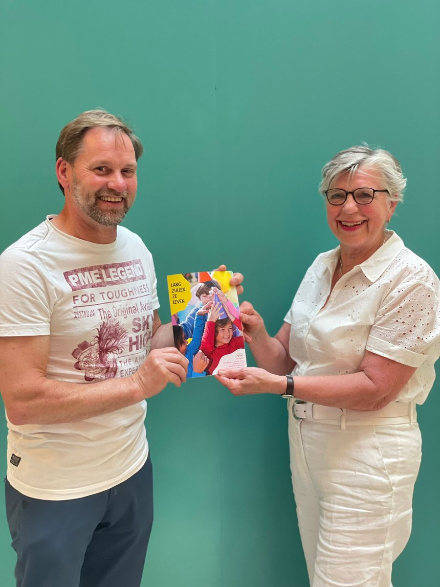 Docent Benny Draaijer van 't Venster uit #arnhem ontving het eerste exemplaar van het Jubileummagazine uit handen van bestuurslid Corine Hennekes. Je leest zijn interview hier: issuu.com/humintsolution…