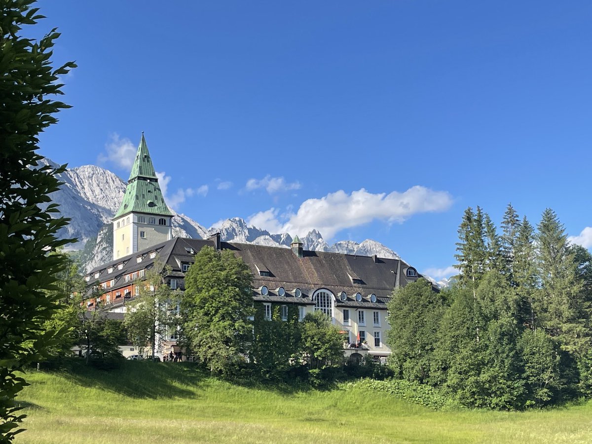 TinaHassel's tweet photo. Während in #Kiew heute morgen Raketen einschlagen, beraten die #G7 Chefs in idyllischer Bergkulisse über weiter Sanktionen. 2 Welten, eine Botschaft: Unterstützung für #Ukraine, egal wie lang der Krieg dauert https://t.co/tm5FtKnfyG