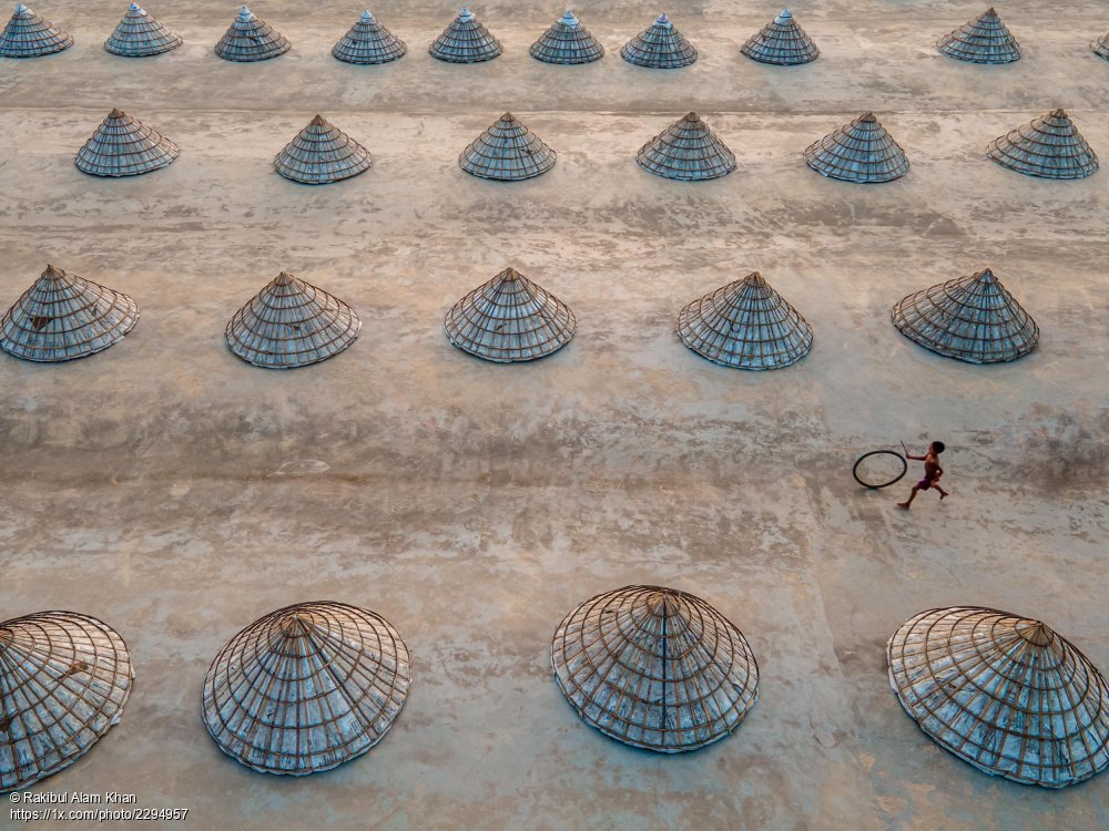 1x_com's tweet photo. 'Untitled' by Rakibul Alam Khan
https://t.co/mjHNJt79ON #documentary #boy #playing #birdperspective https://t.co/JumZCaS18Z