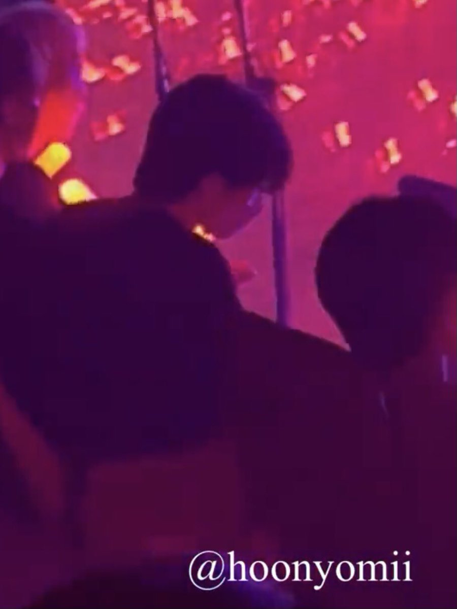 PICSKJK's tweet photo. junkyu at ikon’s concert https://t.co/ZTK6PkxTZy