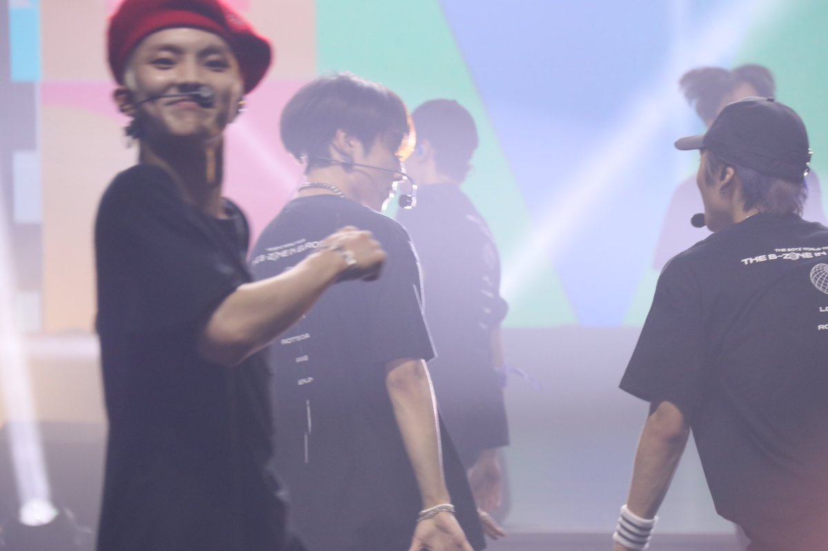 busyeonjun's tweet photo. C pas jprenais sunwoo en photo changmin il a dit « nope c moi tu vas prendre en photo donne moi tte ton attention » 😭 https://t.co/s1oATGAcql