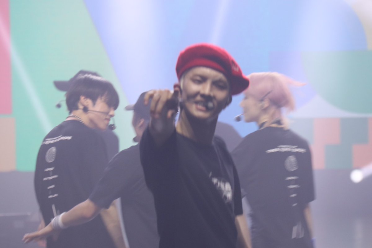busyeonjun's tweet photo. C pas jprenais sunwoo en photo changmin il a dit « nope c moi tu vas prendre en photo donne moi tte ton attention » 😭 https://t.co/s1oATGAcql