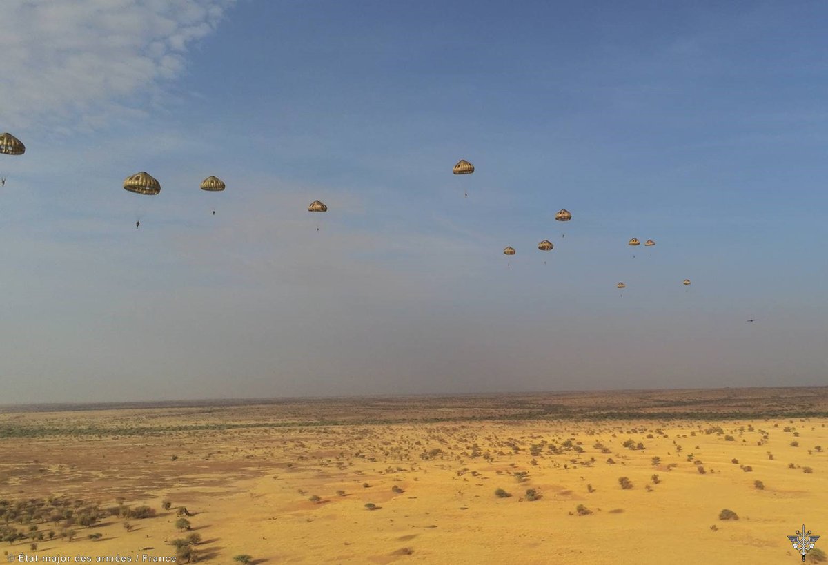 EtatMajorFR's tweet photo. #Barkhane | Dans la nuit du 11 au 12/06, près de 200 parachutistes 🇫🇷 et 🇳🇪 ont été largués dans le nord du Niger pour une opération d’envergure contre les GAT.
Objectif : contribuer directement à la sécurité des populations. @BARKHANE_OP @armeedeterre https://t.co/0GHWYWPUmu