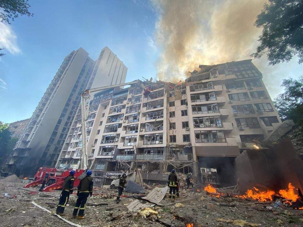 maartenbrink's tweet photo. Na weken 'oorlogsstilte' in #Kyiv schreef Maria: "Vanmorgen zijn 14 raketten op #Kyiv afgeschoten. Er vielen slachtoffers en gebouwen staan in brand. Ik ben in orde. Er is luchtalarm in het hele land."
#SupportMaria #Ukraine #UkraineWar #UkraineRussiaWar #Putin https://t.co/sTdJFOY56i