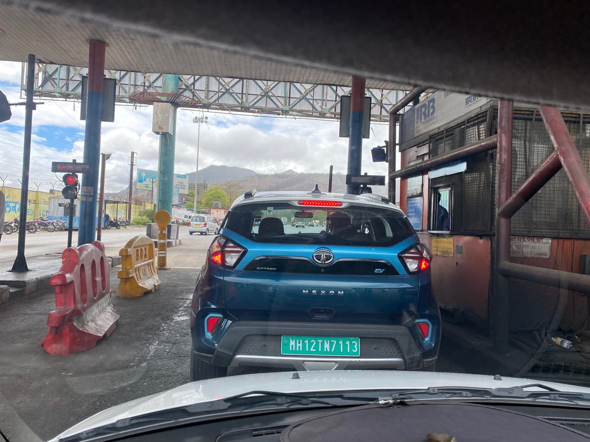 Moneylifers's tweet photo. Entitled Indians. 
1. This guy shows some id and wants to go free. 
2. The toll staff rejects. We are held up. 
3. Finally pays by credit card. 
4. Shouldn’t there be a system to take him to the side and clear the road. Also detain to send a message? @nitin_gadkari @suchetadalal https://t.co/MCCkOSWpib