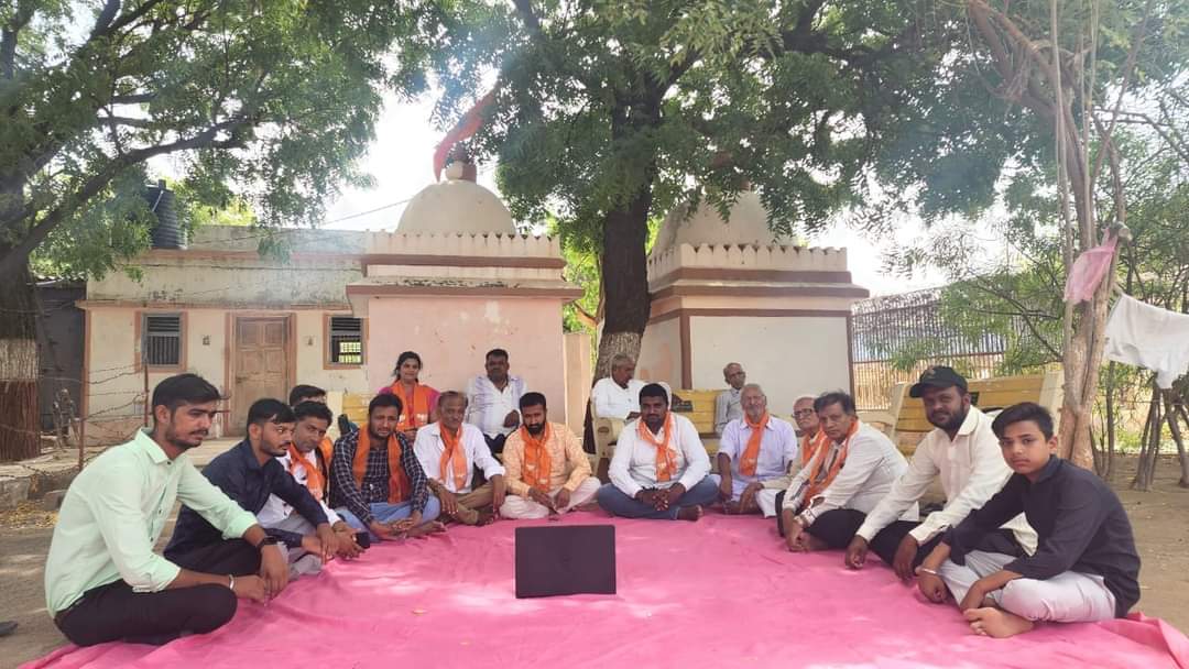 kirti_gor's tweet photo. આપણાં આદરણીય પ્રધાનમંત્રી શ્રી @narendramodi સાહેબ ની મન કી બાત ક્રાર્યક્મ તથા ટીફીન બેઠક નુ આયોજન બાગ તાલુકા પંચાયત સીટ ના બાગ શક્તિ કેન્દ્ર પર શ્રી એકાદશ મહાદેવ મંદિરે રાખવા માં આવેલ જેમાં https://t.co/DmKCSmLFhD