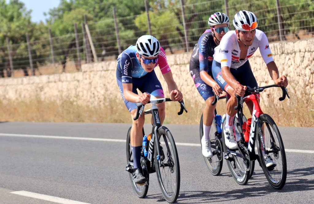 #CEMallorca22 | Carrera Élite UCI-Élite- Km 68 🏁

Iván Romeo, Marc Brustenga y Joan Martí Bennassar continúan entendiéndose muy bien en los relevos y su ventaja asciende a los 5'30" con el pelotón 

<a href="/TurismeBalears/">Turismo Illes Balears</a> <a href="/MallorcaTourism/">Mallorca.es</a>
 @turismeiesports