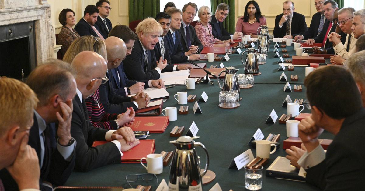 hrw's tweet photo. The UK government has proposed legislation to replace the Human Rights Act with a so-called “British” Bill of Rights, a move that would significantly weaken rights across the board for all. 

This is a Bill of Wrongs.
 https://t.co/WagqNtGxTB https://t.co/99yvREP4fb