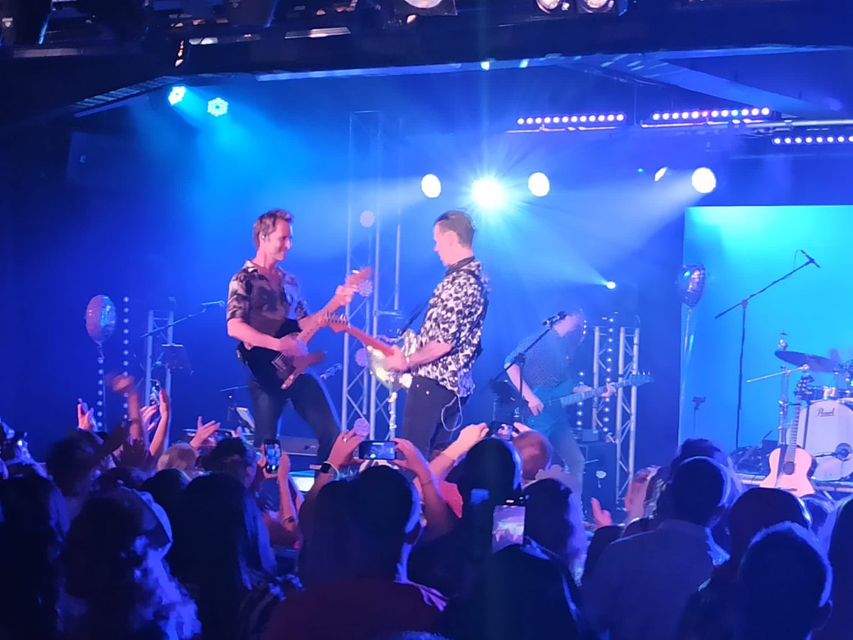 martindkennedy's tweet photo. So there may not have been an ego ramp but it turns out the speakers at the front of the stage work just as well. Great gig last night! π€π»πΈ
#speakers #balancing #takingthemoment #guitarsolo https://t.co/J0zkYmbjga