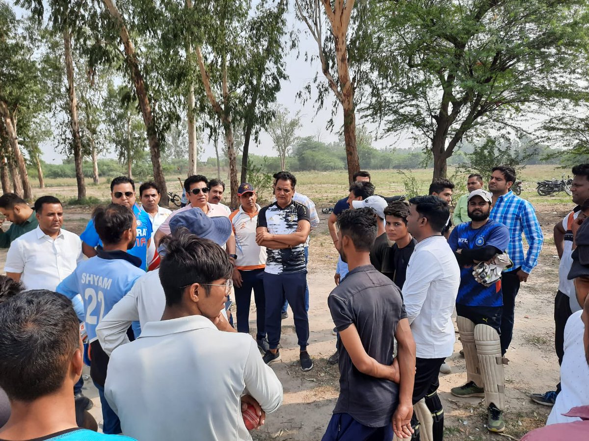 devendrayadvinc's tweet photo. Had a pleasant interaction with #Cricket players in & around Badli today while I invited them to participate in Ch. Niader Singh Memorial Rural Sports Meet.
Do avail this opportunity to take part in your favorite sport.
#SupportForSport
#CNSRuralSportsMeet https://t.co/cVY9jvGzTj