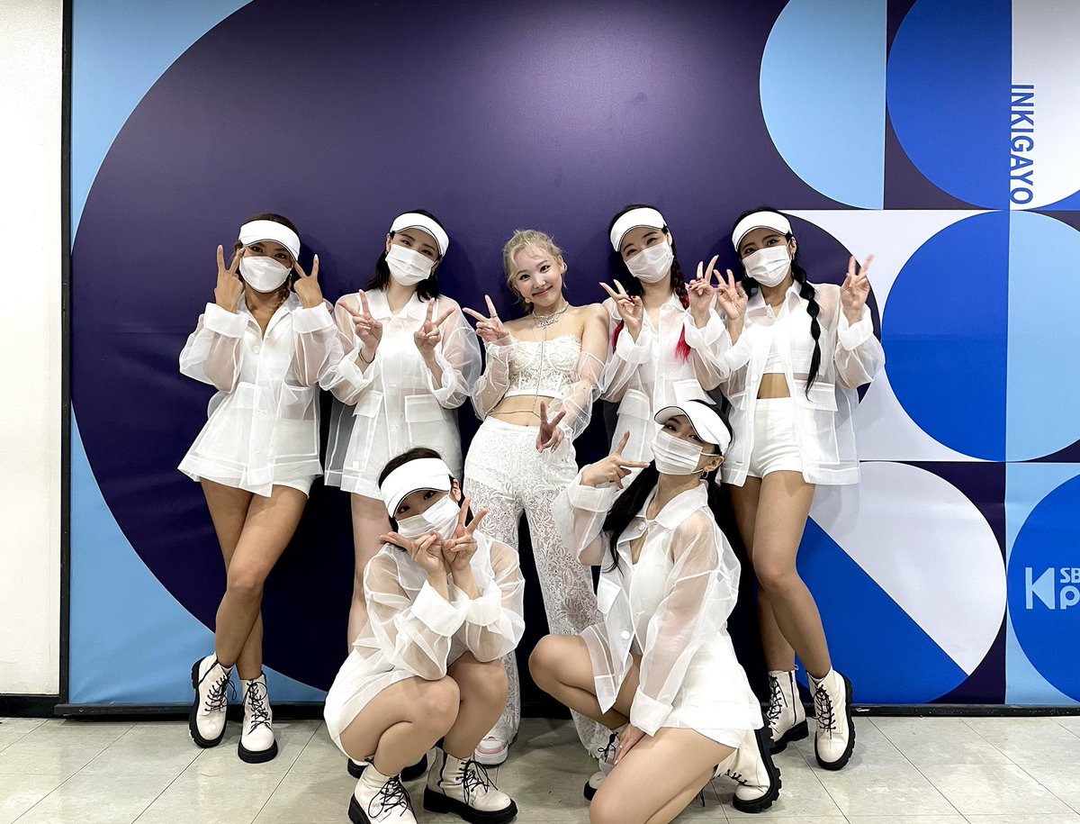 JYPETWICE's tweet photo. 원스 볼 때마다 부푸는 내 마음🎈터져버릴지 몰라💘
곧 또 만나요😊 

My heart keeps swelling when I meet ONCE🎈It might POP!💘
See you soon😊

❣Listen "IM NAYEON" HERE👇
https://t.co/l1LXbbdE1W 

#TWICE #트와이스
#NAYEON #나연 #IM_NAYEON #POP❣ #PopPopPop https://t.co/mnFPMqsmNG