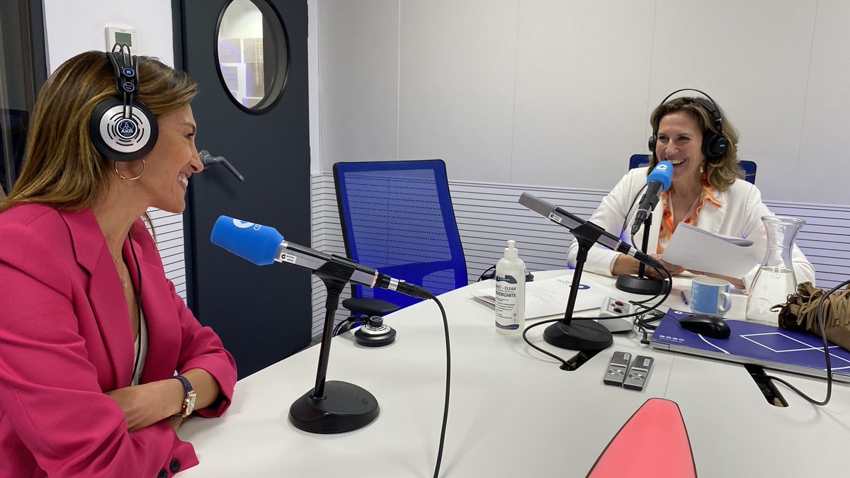 findesemanacope's tweet photo. #amigosdelprograma @OfficialNievesA, con @crisschlichting: "Viví la época dorada de la moda y fue un privilegio. Me gustaba más aquella época que la actual porque creo que a veces se pierde el aura de misterio por culpa de la instantaneidad del móvil y las redes sociales" https://t.co/SA0aridKsA