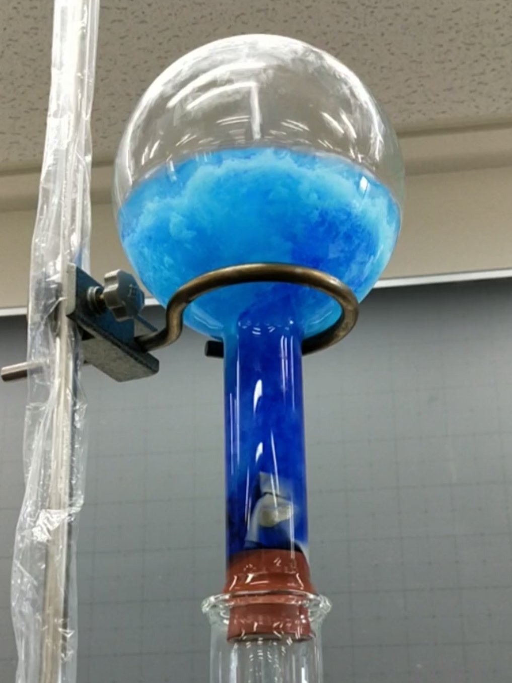全国科学部連合 化学 化学実験のレシピ 1 12 銅イオンでアンモニア噴水 フェノールフタレイン溶液を用いた アンモニア噴水は学校でやったことがある人も多いかもしれません しかし今回は硫酸銅 水溶液を用いた ピンクではなく綺麗な青色の
