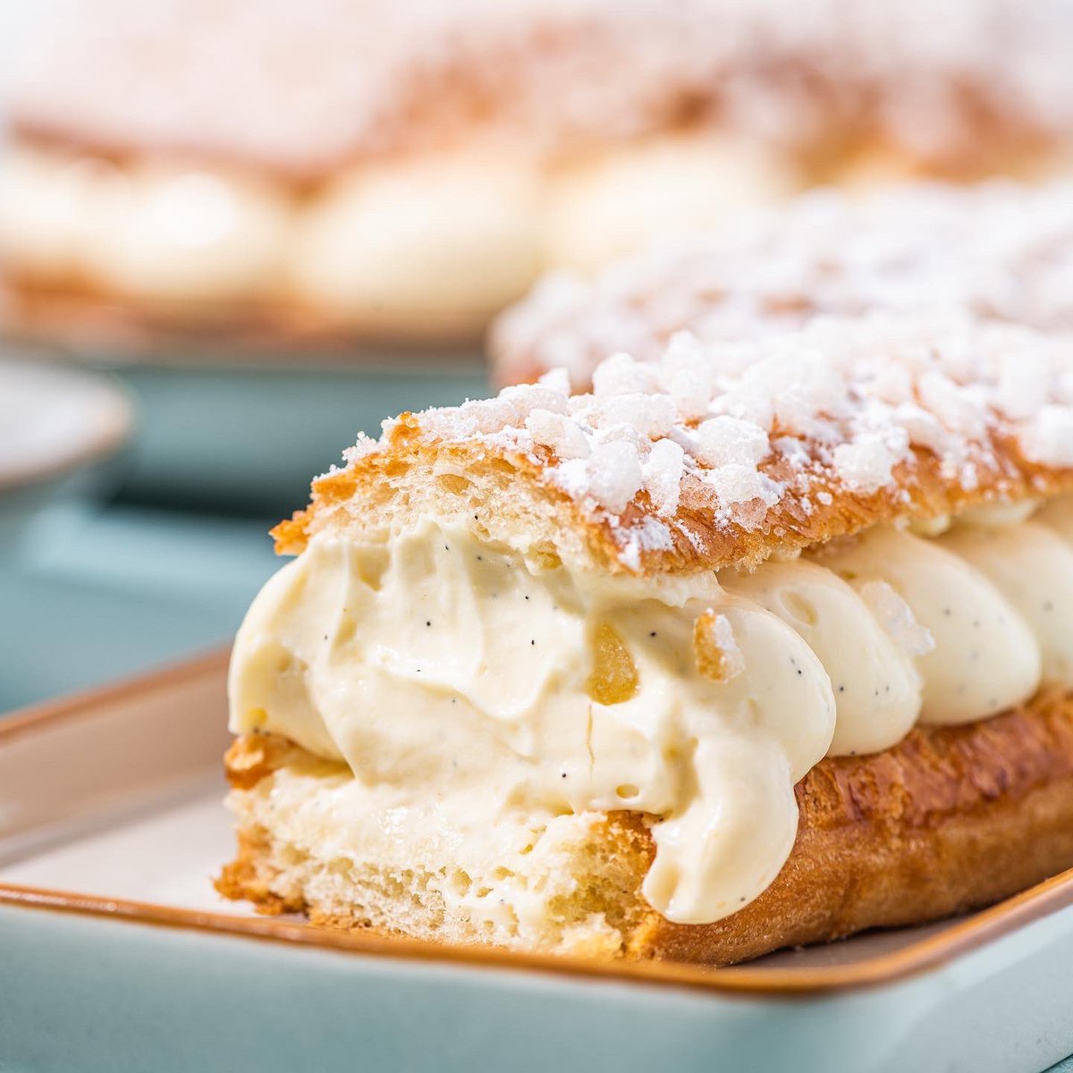 Conticini_Team's tweet photo. La Tropézienne, mon petit plaisir du week-end 😍
L'alliance subtile de la fleur d'oranger et de la vanille Bourbon de Madagascar dans une crème légère joliment pochée au coeur d'une brioche au sucre grain ... #pbdt 😌
Vous l'avez goûté ? 😊
Bon dimanche!
#philippeconticini https://t.co/VXCE2g7Rny