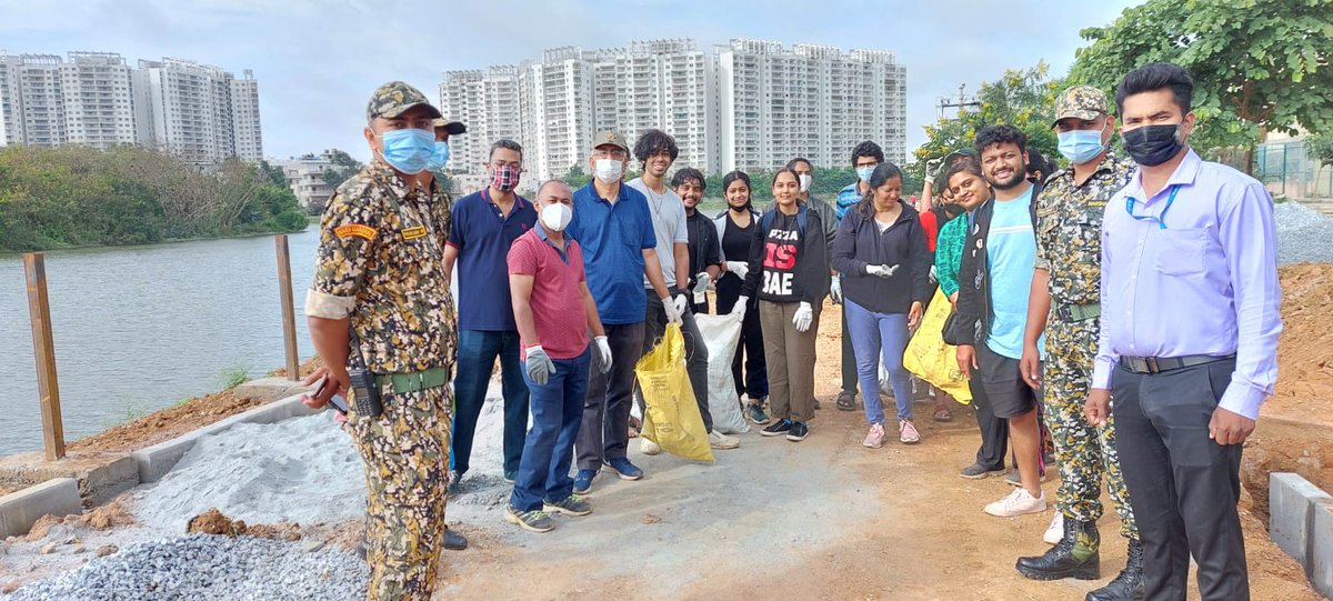 Manish10Agrawal's tweet photo. Today we conducted #Plog in #SarakkiLake. Thanks to #SLAIT @IndianPlogman @Jhatkaadotorg @ProfBhat #BBMP #Bengaluru @swachhbharat #SwachhElitaSwachhBharat #CleanBangalore #Bangalore #Lake #CityOfLake https://t.co/H4jPK6E8wT