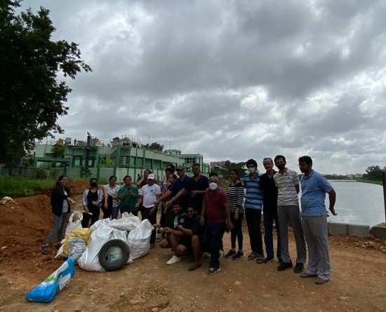 Manish10Agrawal's tweet photo. Today we conducted #Plog in #SarakkiLake. Thanks to #SLAIT @IndianPlogman @Jhatkaadotorg @ProfBhat #BBMP #Bengaluru @swachhbharat #SwachhElitaSwachhBharat #CleanBangalore #Bangalore #Lake #CityOfLake https://t.co/H4jPK6E8wT