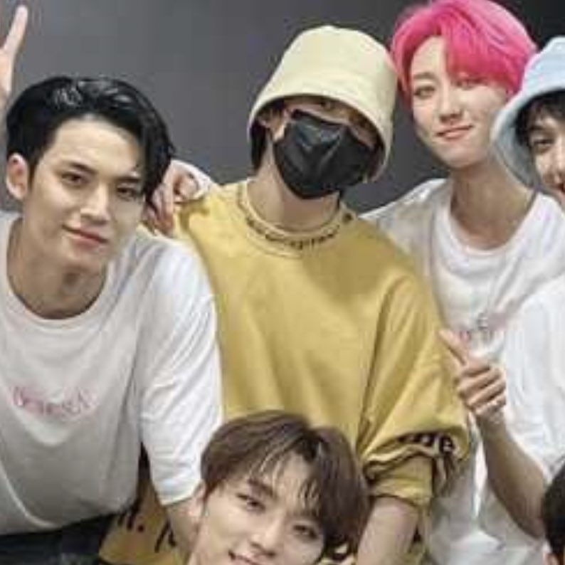 Gallekoo's tweet photo. #JUNGKOOK mediante IG stories subió un video del concierto de Seventeen ya que él fue a verlos, ahora subieron una foto de todo el grupo junto a koo. Que hermoso que se ve xdios 🥺 @BTS_twt https://t.co/vXiw5LlMhc