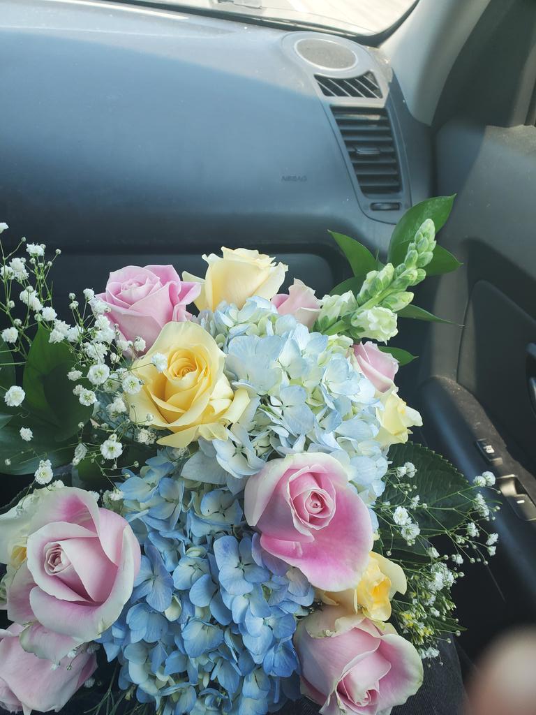 Not_W1ngs's tweet photo. Yooo check out how cool the bouquet is https://t.co/QsainPaLrg