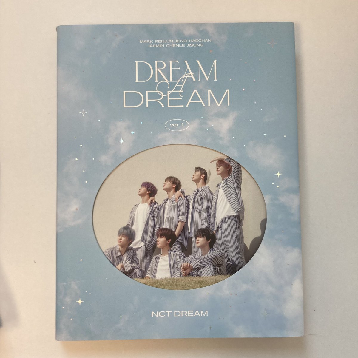 6mmay's tweet photo. 엔시티드림 포토북 버전1 드림어드림 양도 
>> 1.5 << 
포토북 + 포카 (마크 해찬 런쥔 제노 재민 단체 2장) 구성입니다. 포카에 뜯을 때 생긴 모서리 하자들 있어서 싸게 내놔요. https://t.co/jJUAMiYNG5