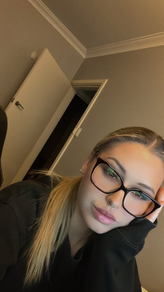 poutynftgirl's tweet photo. Sleepy pouty 😴 https://t.co/sFL7f61oFg