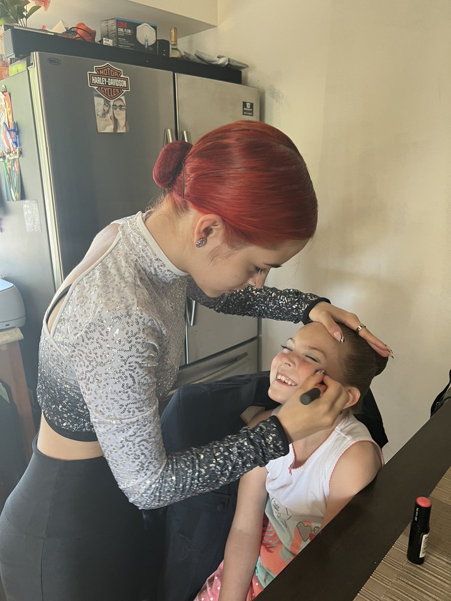 ShannonPRO1583's tweet photo. I love watching this… my eldest helping the baby out! 💕💕 #dressingroom moms kitchen #recitalDay 💕🌍 https://t.co/23I3Wgpz7P