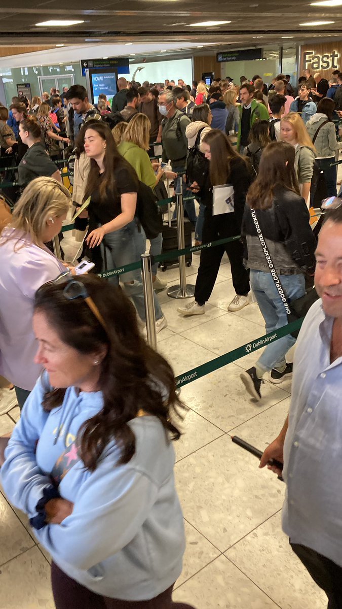 emmaMc999's tweet image. Endless queue @DublinAirport Very poor 🙄