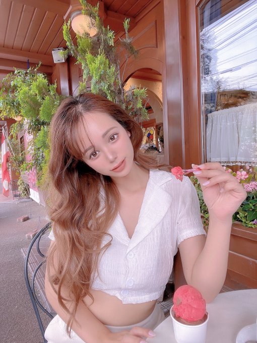 暑すぎて👅💦くちびるに何か付いてる？💋🫢 https://t.co/O8DDLbEPHm