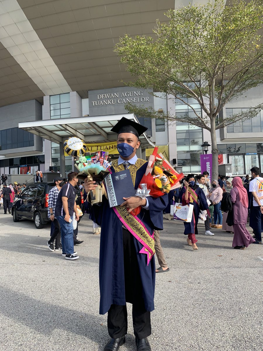 aimanjy's tweet photo. anyways, your boy graduated with vice chancellor award today 🤍 https://t.co/A9uxjX6XLO