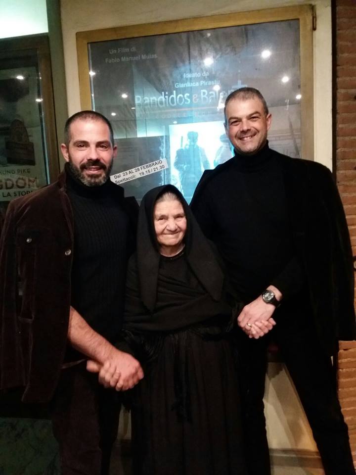 FabManuelMulas's tweet photo. Signora Maria Deiana di #Loceri 95 anni per la prima volta nella sua vita entra al #Cinema di #Tortolì #Ogliastra per vedere un film che rievoca un tempo della sua terra passato #BandidoSeBalentes #Sardolicesimo #Sardegna La grande bellezza di oggi senza tempo .🥰 https://t.co/cJ1SepMkvl