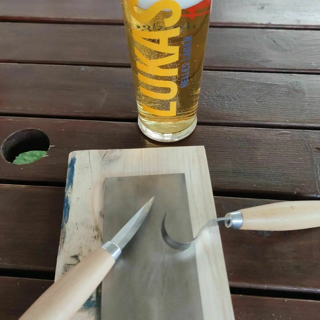 SheyMouse's tweet photo. Local pub landlord has said I can chill in his #beer garden and do some #sharpening. Happy days.
.
.
#whittling #woodenspoon #Woodwork #woodworking #scarysharp #knife https://t.co/cxA0hQkgVc https://t.co/cbligiNmqD