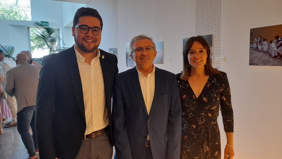 NicoCalabuig's tweet photo. 🌙🏴󠁧󠁢󠁥󠁮󠁧󠁿 Hui presentació del llibre de Festes de Moros i Cristians d'#Ontinyent a càrrec de Xisco Muñoz, vídeo promocional de Núria Aceta i cartell d'Albert Quiñones. Gran treball! Hem comptat amb el nostre Director General #RafaBeneyto i la Consellera @Rebeca_Torro . 
#EstemEnFestes https://t.co/YefdPLDLrX