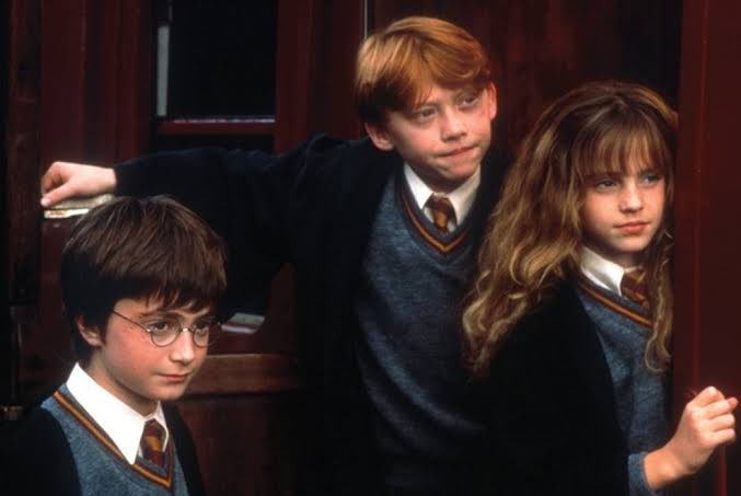 tracklist's tweet photo. ALWAYS! O livro “Harry Potter e a Pedra Filosofal” está completando 25 anos e segue sendo um dos livros mais vendidos de todos os tempos. 

Qual a sua cena favorita do primeiro ano de Harry? https://t.co/7xqSyIZVvV