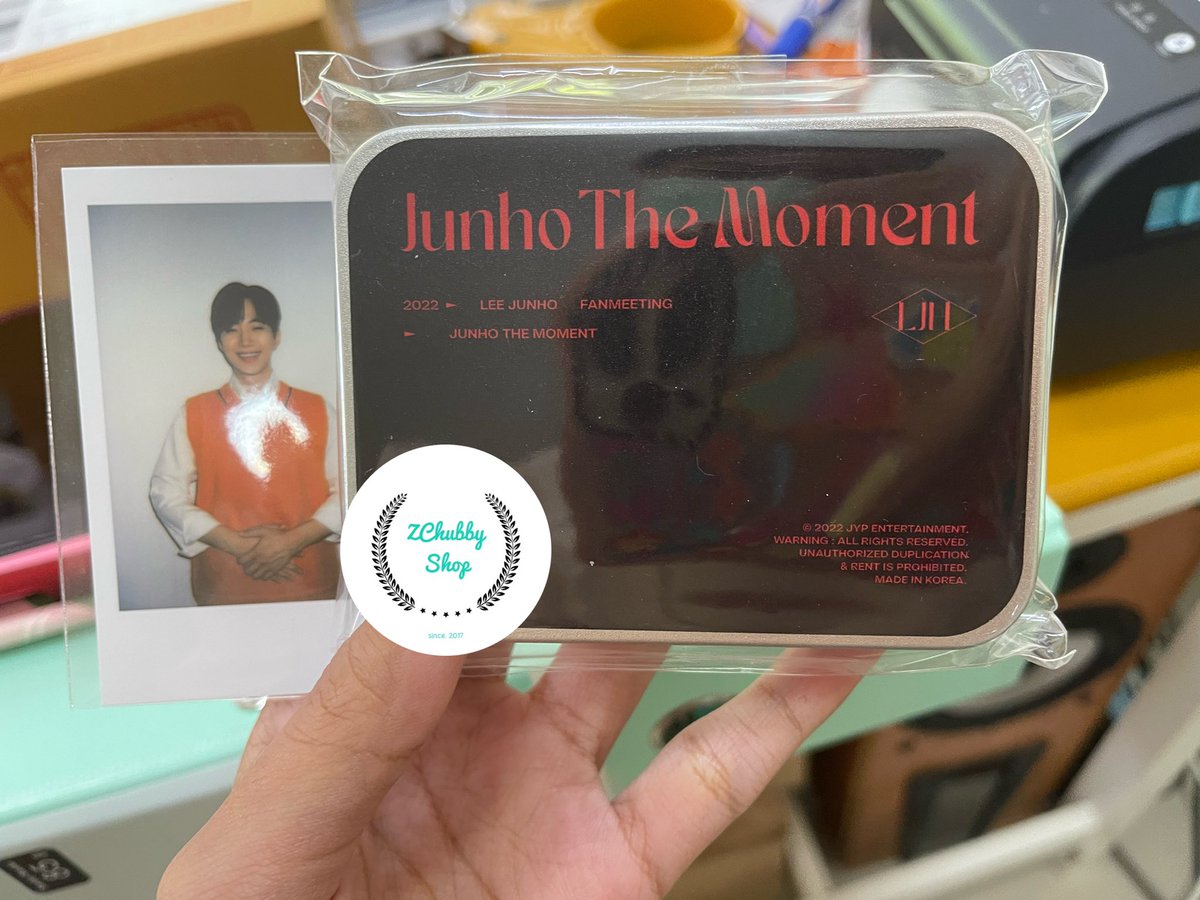ZChubbyShop's tweet photo. พร้อมส่ง Junho the moment Tin case &amp; Photocard set แถม โพลารอยด์พี่จุนโฮ

📌490฿
🚚ค่าส่ง 40฿

#Junhothemoment #LeeJunho #2PM #ตลาดนัดบ่ายสอง #ตลาดนัด2pm https://t.co/suLVwpVyVU