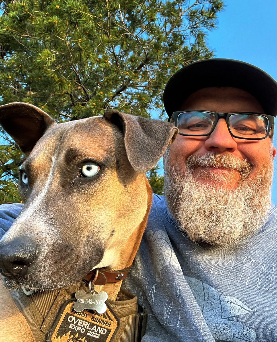 Geordi is more easily distracted than me! 🤣

He is wearing his new patch he got from @frontrunneroutfitters
from the 2022 #overlandexpowest

#traildog, #jeepdog, #dogsofinstagram #dogsoffb, #dogsoftwitter,